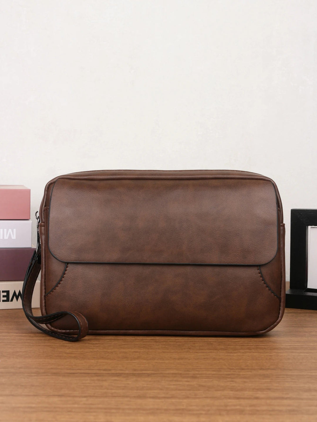 Pochette Homme Marron à Rabat – Grand Volume, Zippée avec Dragonne L'artisan Cuir