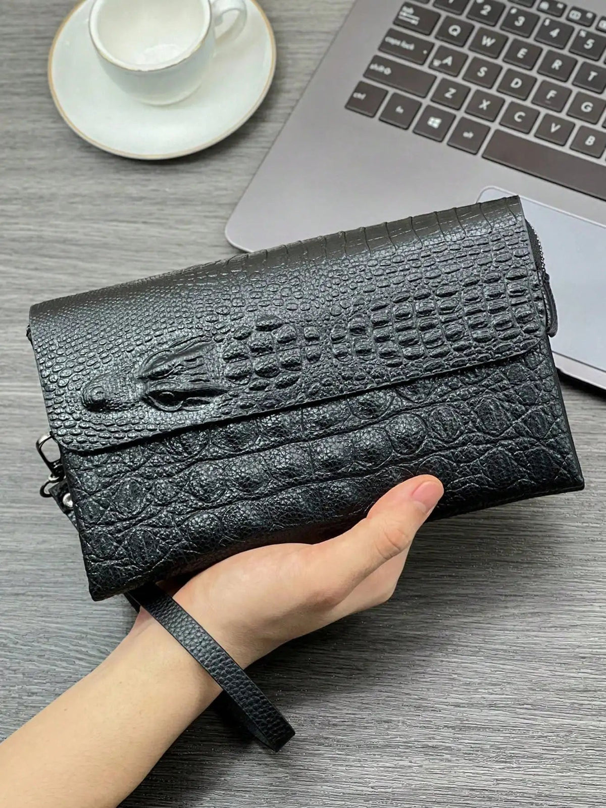 Pochette Homme Noire Effet Croco – Tête en Relief, à Rabat avec Dragonne L'artisan Cuir