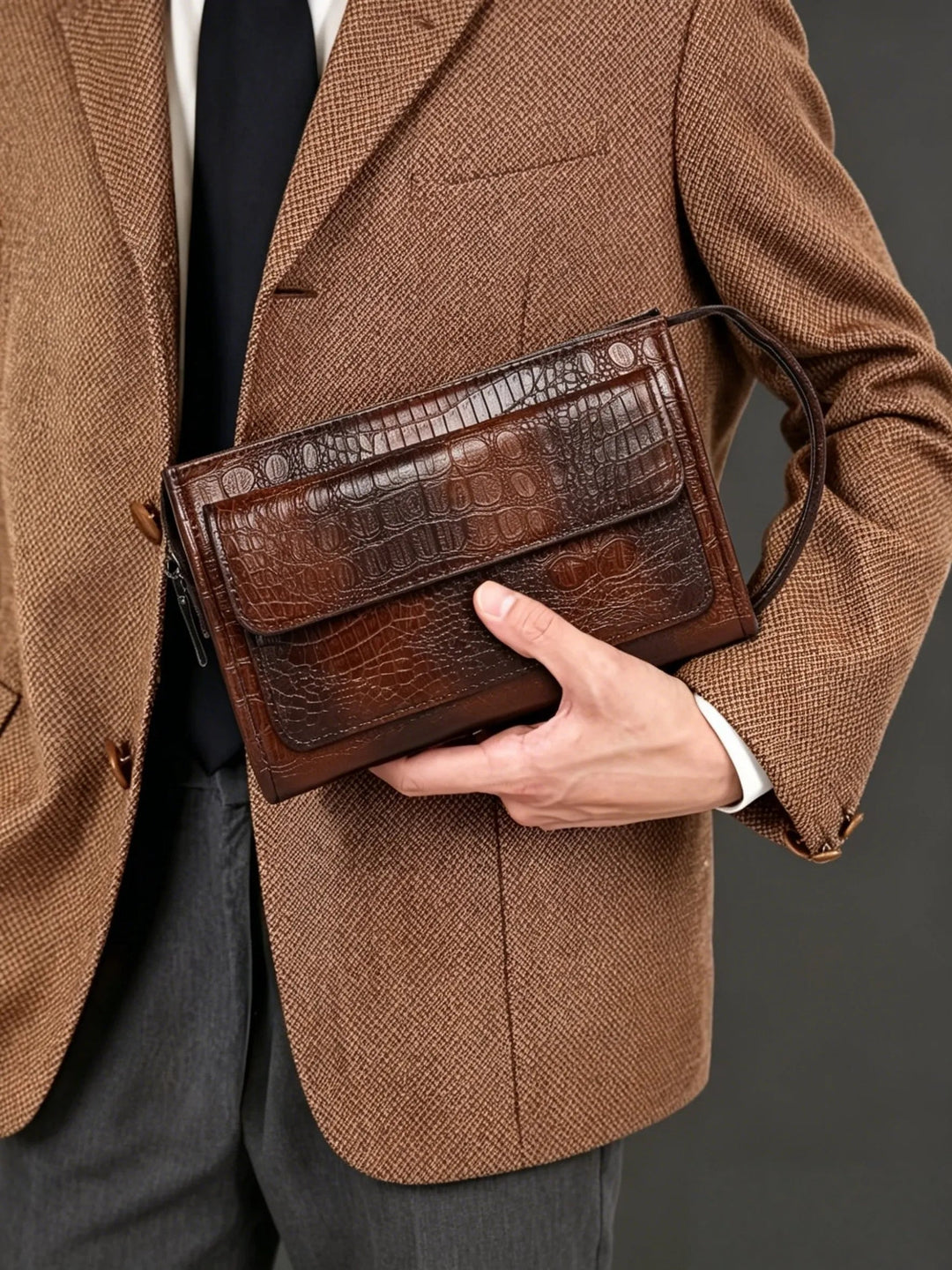 Pochette Homme Effet Croco Marron – à Rabat, Zippée avec Dragonne L'artisan Cuir