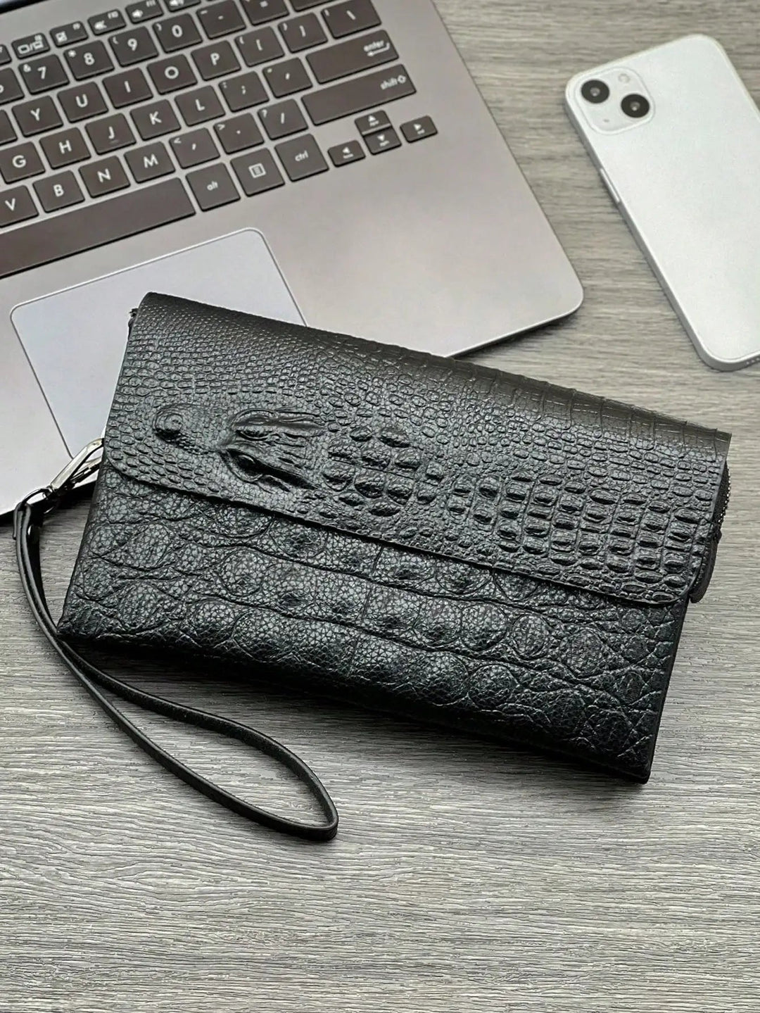 Pochette Homme Noire Effet Croco – Tête en Relief, à Rabat avec Dragonne L'artisan Cuir