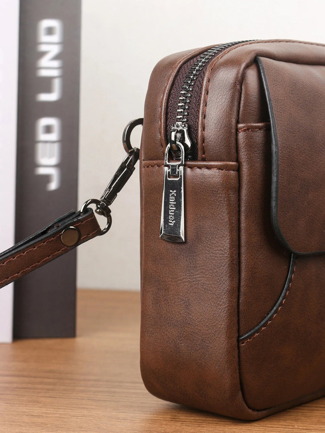 Pochette Homme Marron à Rabat – Grand Volume, Zippée avec Dragonne L'artisan Cuir