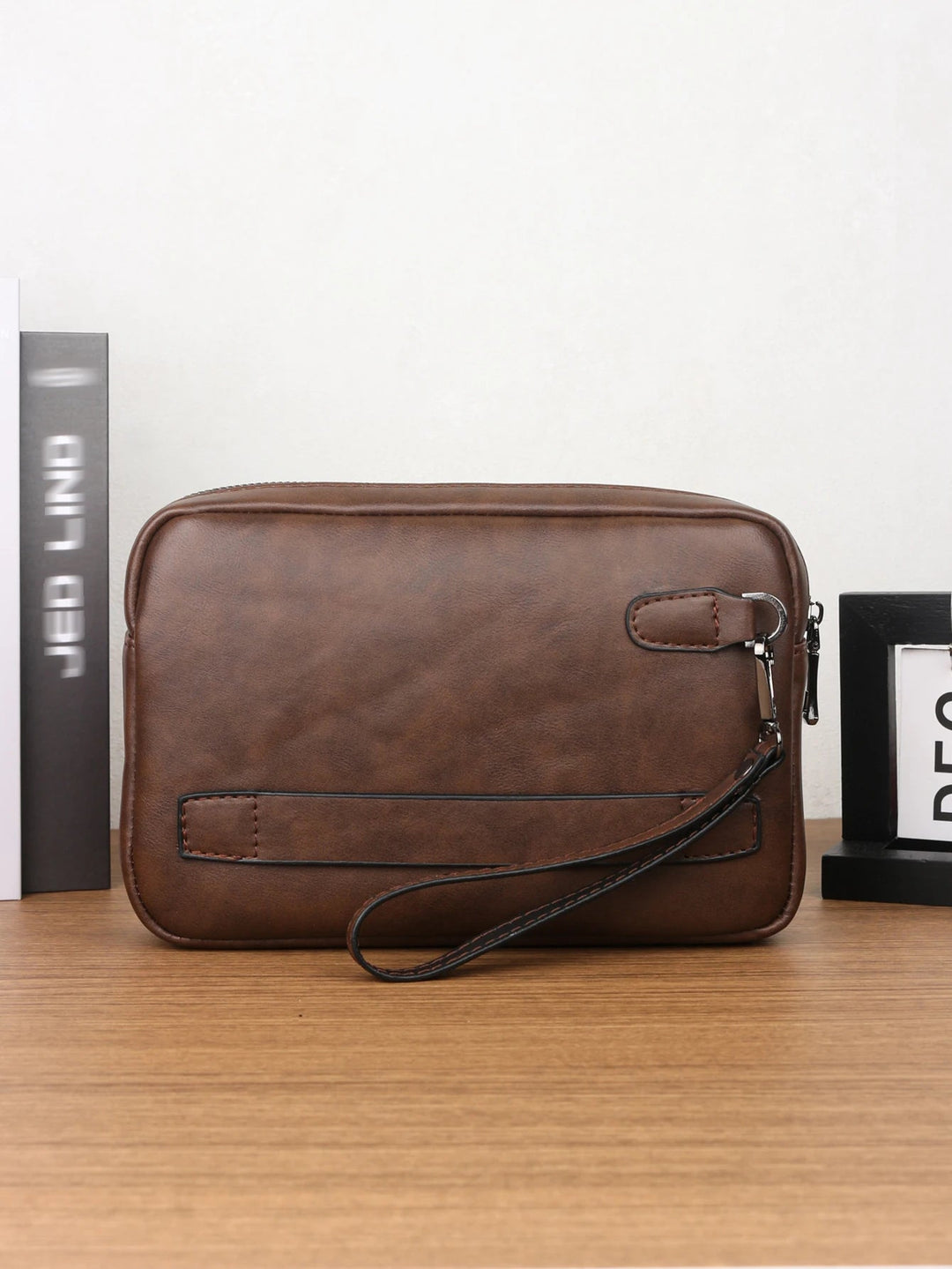 Pochette Homme Marron à Rabat – Grand Volume, Zippée avec Dragonne L'artisan Cuir