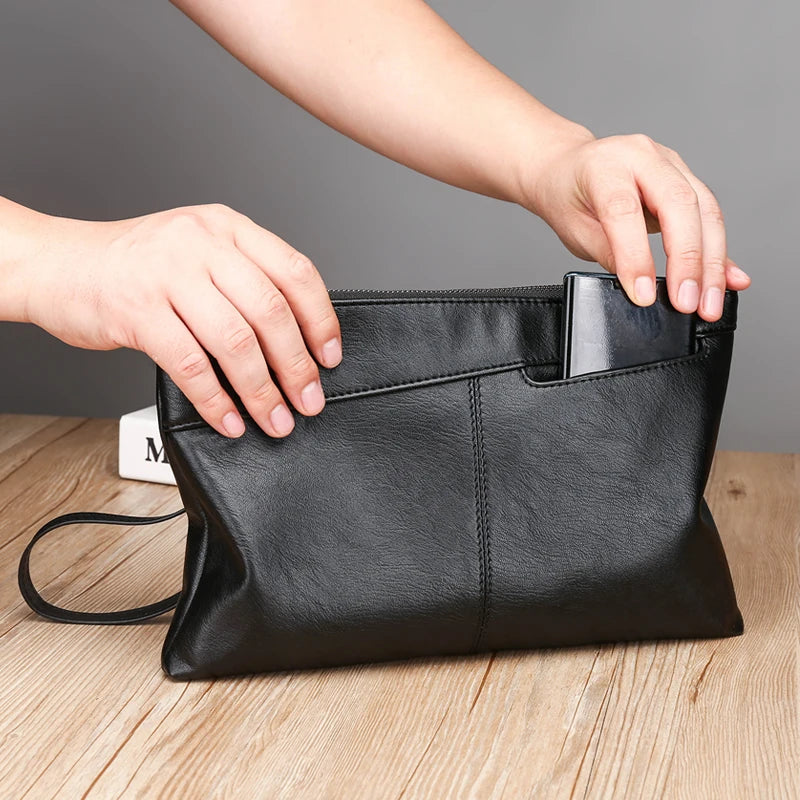 Pochette Cuir Homme Noire Souple – Poche Téléphone Extérieure, Zippée avec Dragonne L'artisan Cuir